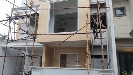 Rumah Brand New, bagus 3 Lantai siap huni