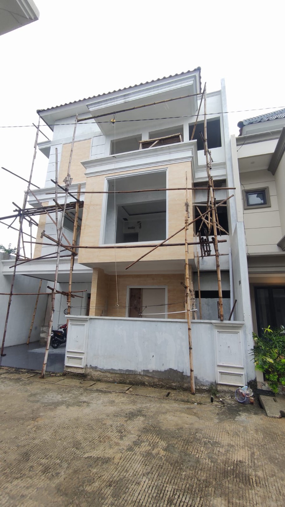 Rumah Brand New, bagus 3 Lantai siap huni
