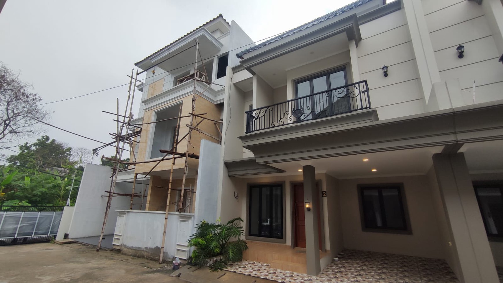Rumah Brand New, bagus 3 Lantai siap huni