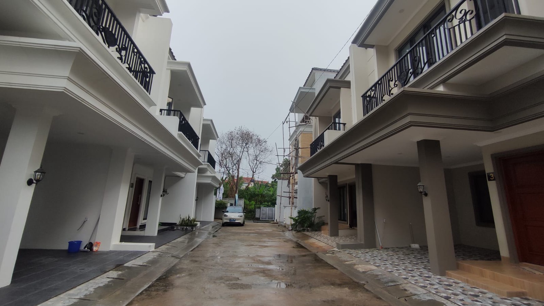 Rumah Brand New, bagus 3 Lantai siap huni