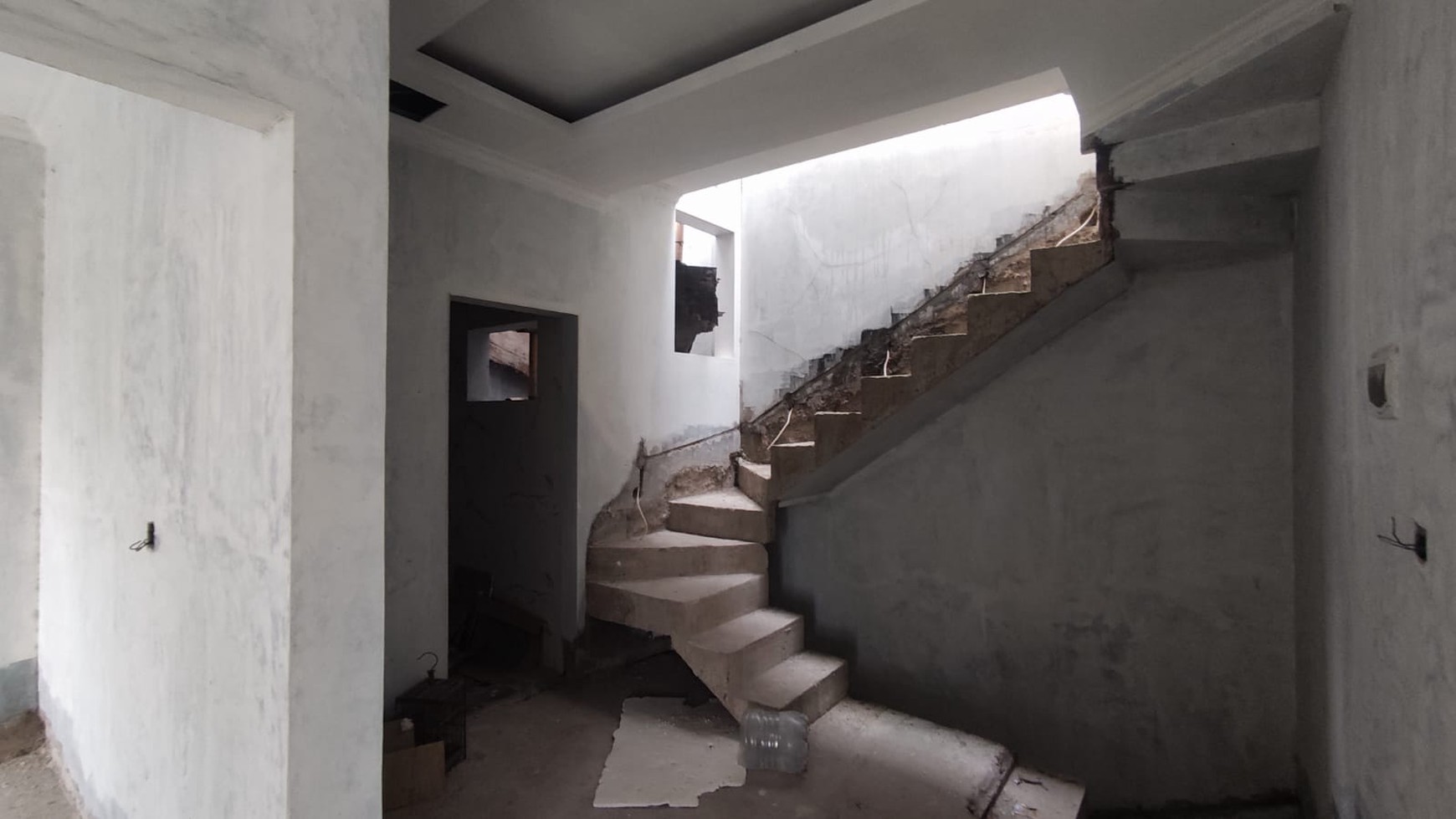 Rumah Brand New, bagus 3 Lantai siap huni