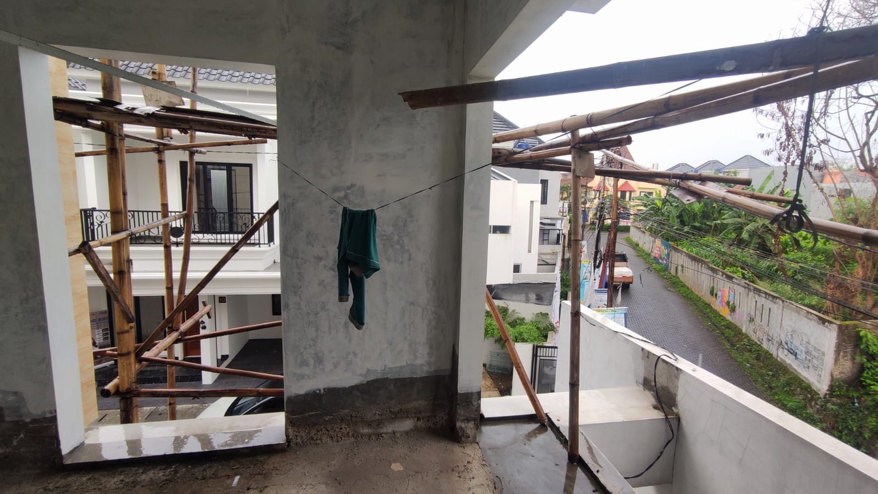 Rumah Brand New, bagus 3 Lantai siap huni