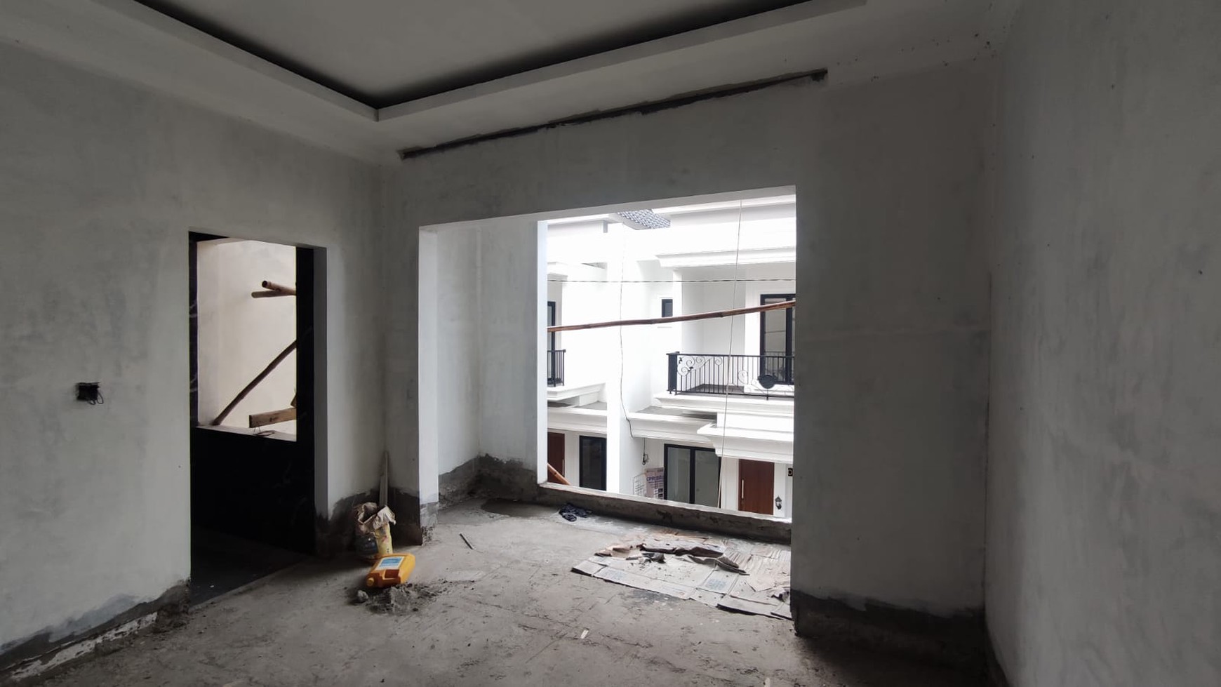 Rumah Brand New, bagus 3 Lantai siap huni