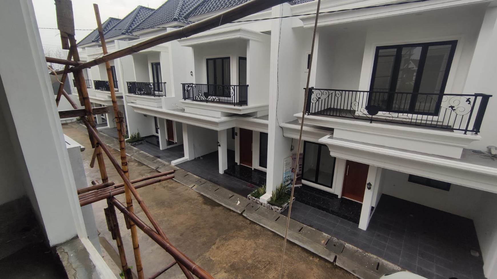 Rumah Brand New, bagus 3 Lantai siap huni