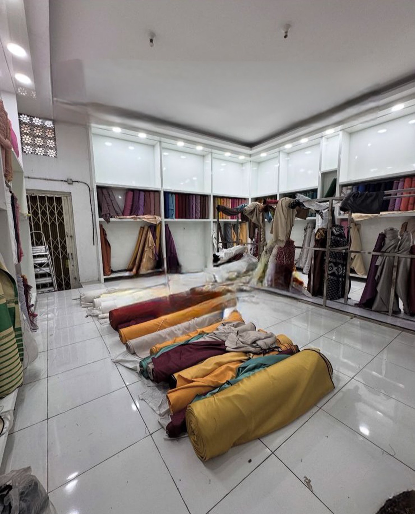 Dijual / Disewakan Ruko Kapasari - Kapasan - Simokerto Surabaya Pusat Kota - Nol Jalan Raya Komersial Area plus Lift Barang