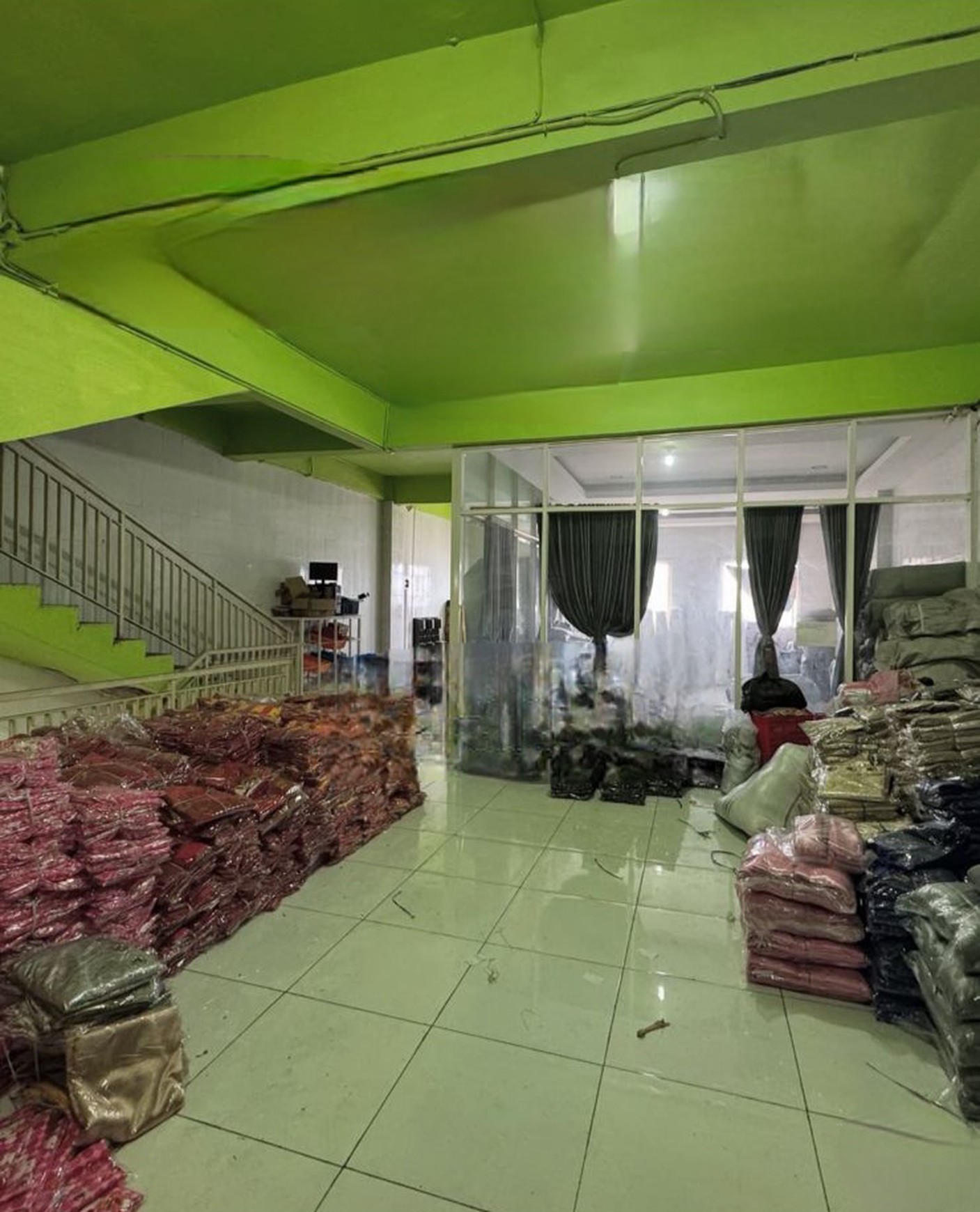 Dijual / Disewakan Ruko Kapasari - Kapasan - Simokerto Surabaya Pusat Kota - Nol Jalan Raya Komersial Area plus Lift Barang