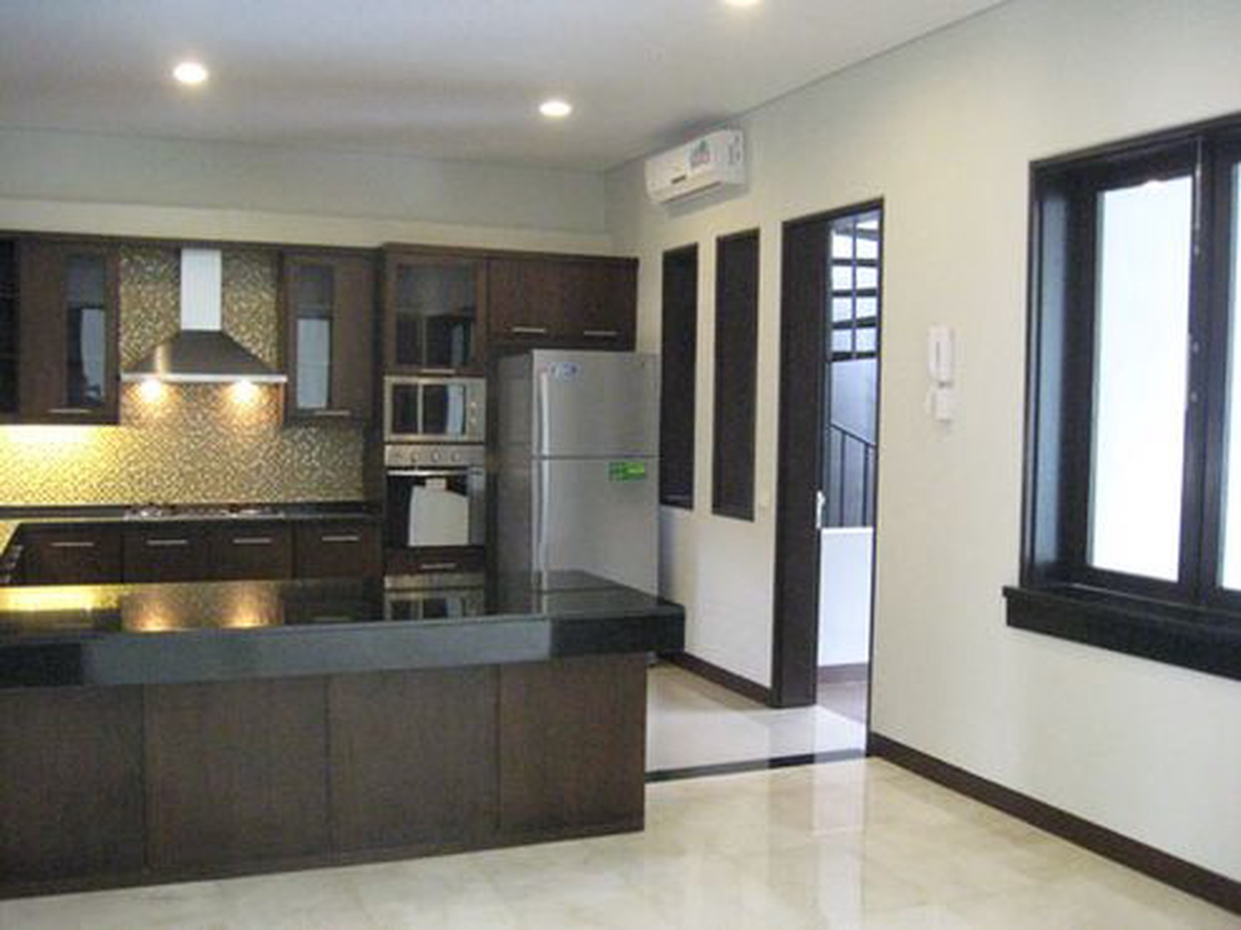 For rent nice and strategic townhouse in cipete