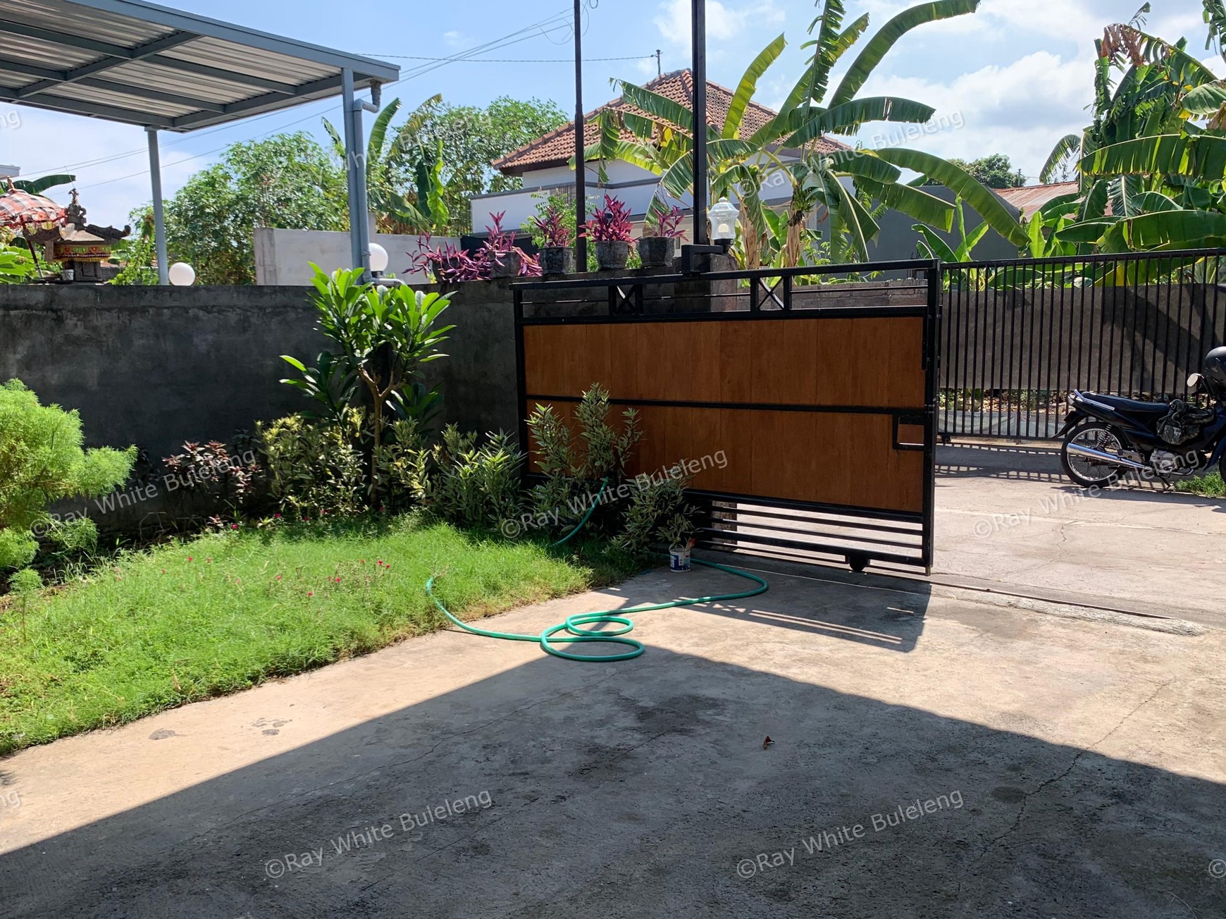 COZY RENTAL HOME IN A QUIET NEIGHBORHOOD NEAR THE SINGARAJA CITY