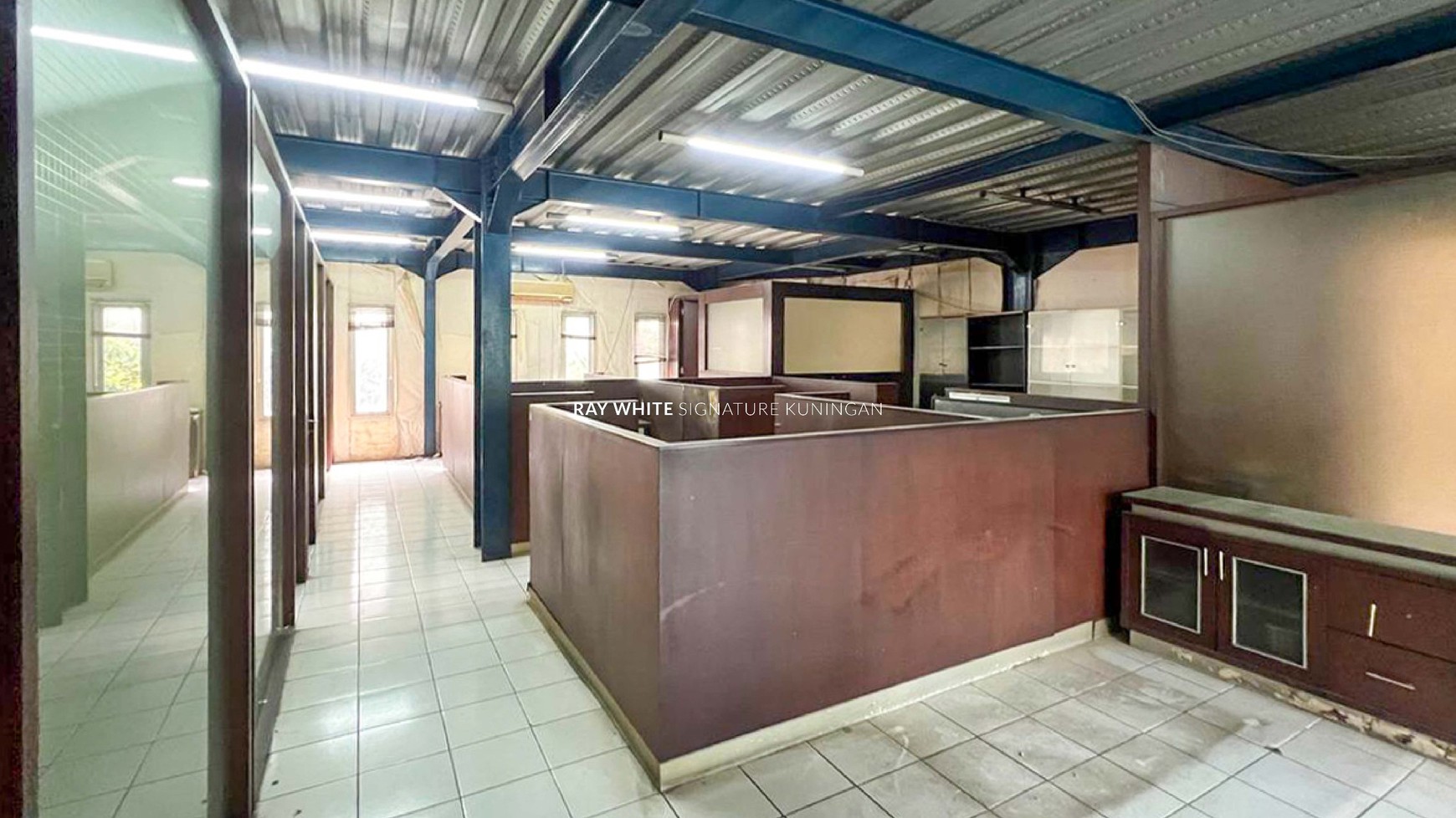 Kantor 3 Lantai Zona Komersial di Jl Ubud Mega Kuningan Jakarta Selatan