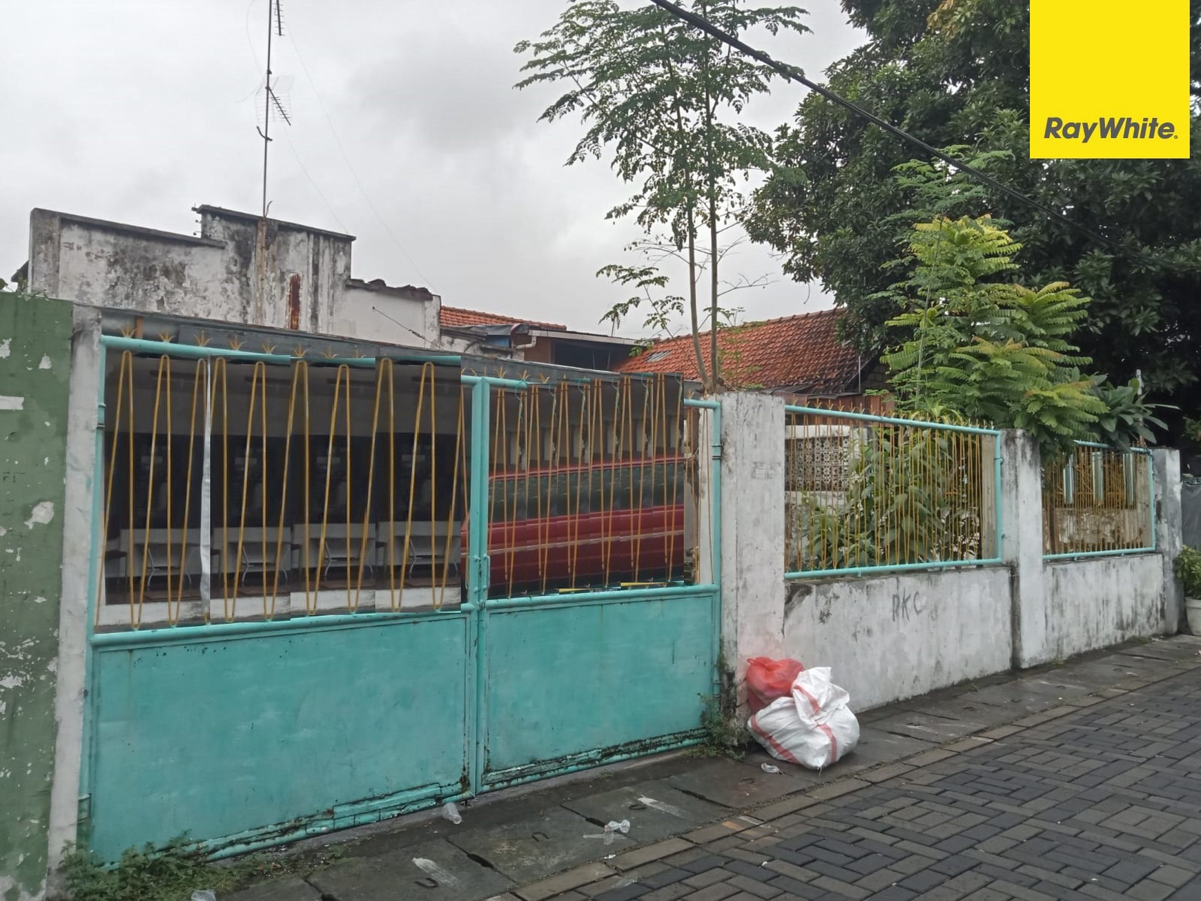 Dijual Rumah 3 lantai di Jl Kedungdoro Surabaya