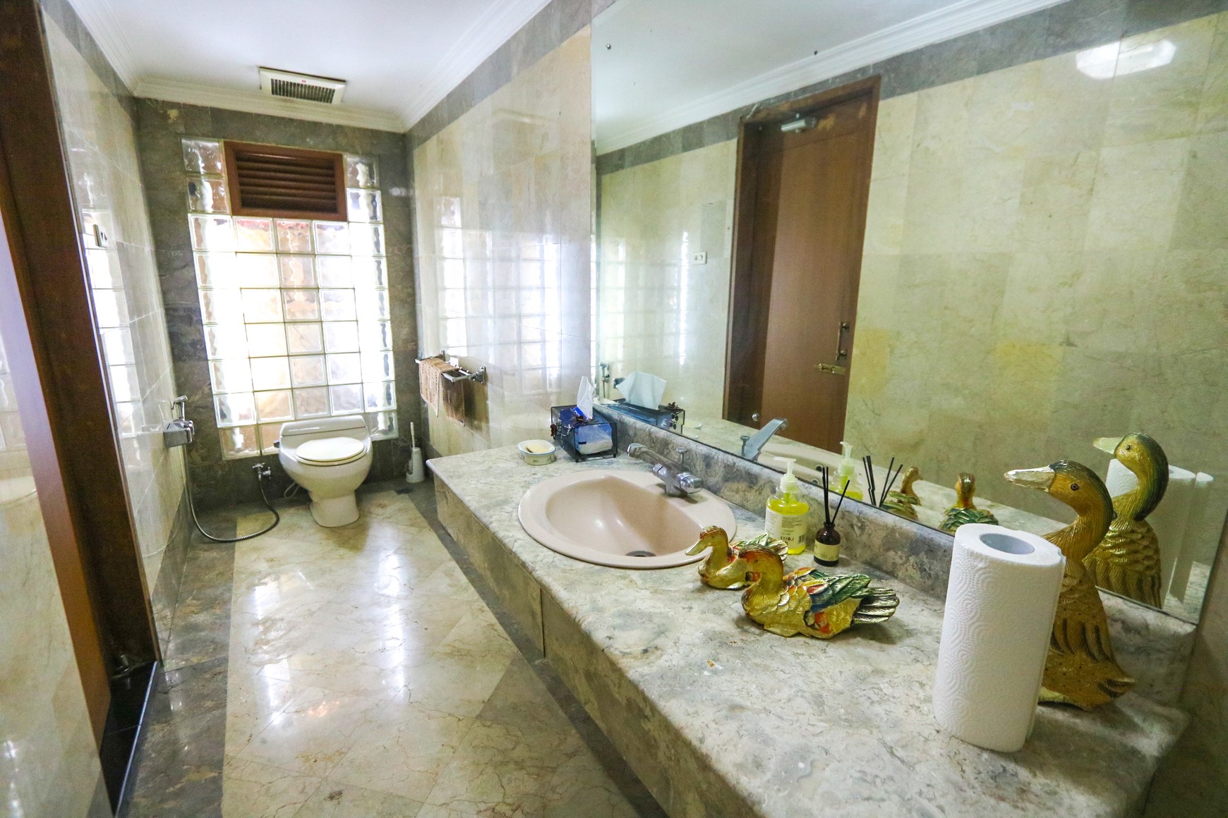 RUMAH MEWAH, NYAMAN & ASRI, AKSES MUDAH KE PONDOK INDAH, KEBAYORAN BARU, DEKAT MRT