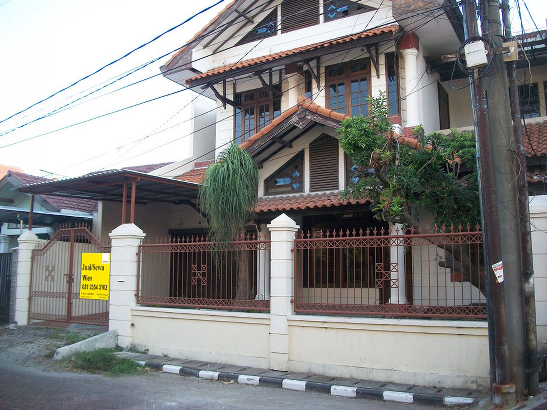Rumah di Prapen Indah Timur Surabaya Selatan, 2 Lantai, Bagus & kokoh, Lingkungan Nyaman, Lokasi Bagus, SIAP HUNI, Bisa utk Kantor, Dekat Ry prapen