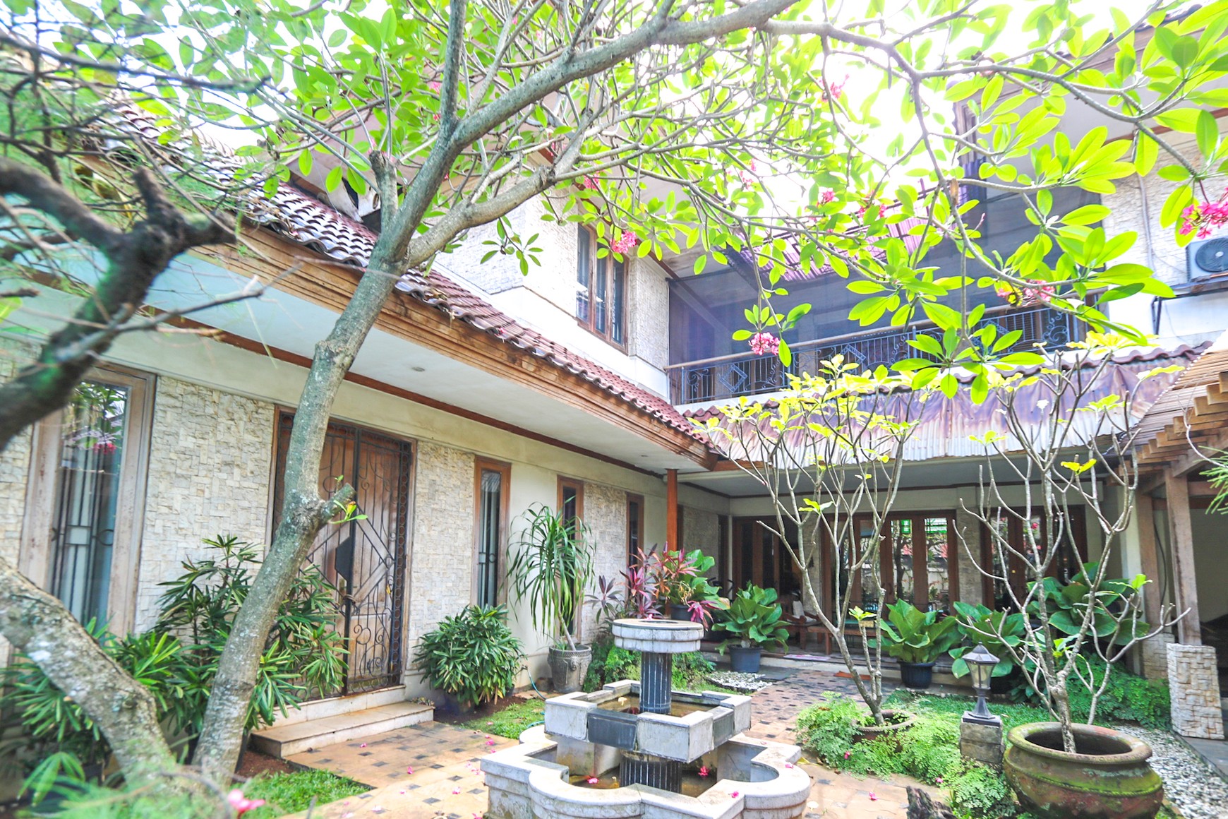 RUMAH MEWAH, NYAMAN & ASRI, AKSES MUDAH KE PONDOK INDAH, KEBAYORAN BARU