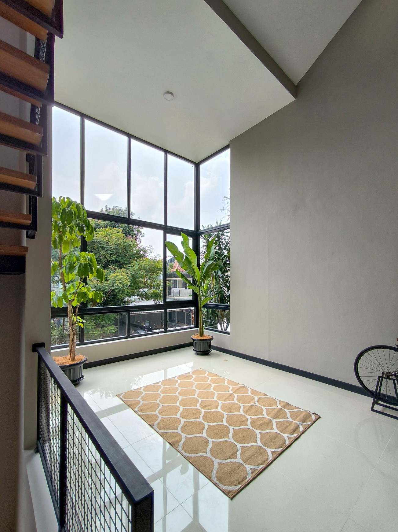 Rmh di bsd sangat nyaman di cluster .Tenang,aman,dekat teras kota,sekolah2 dan universitas