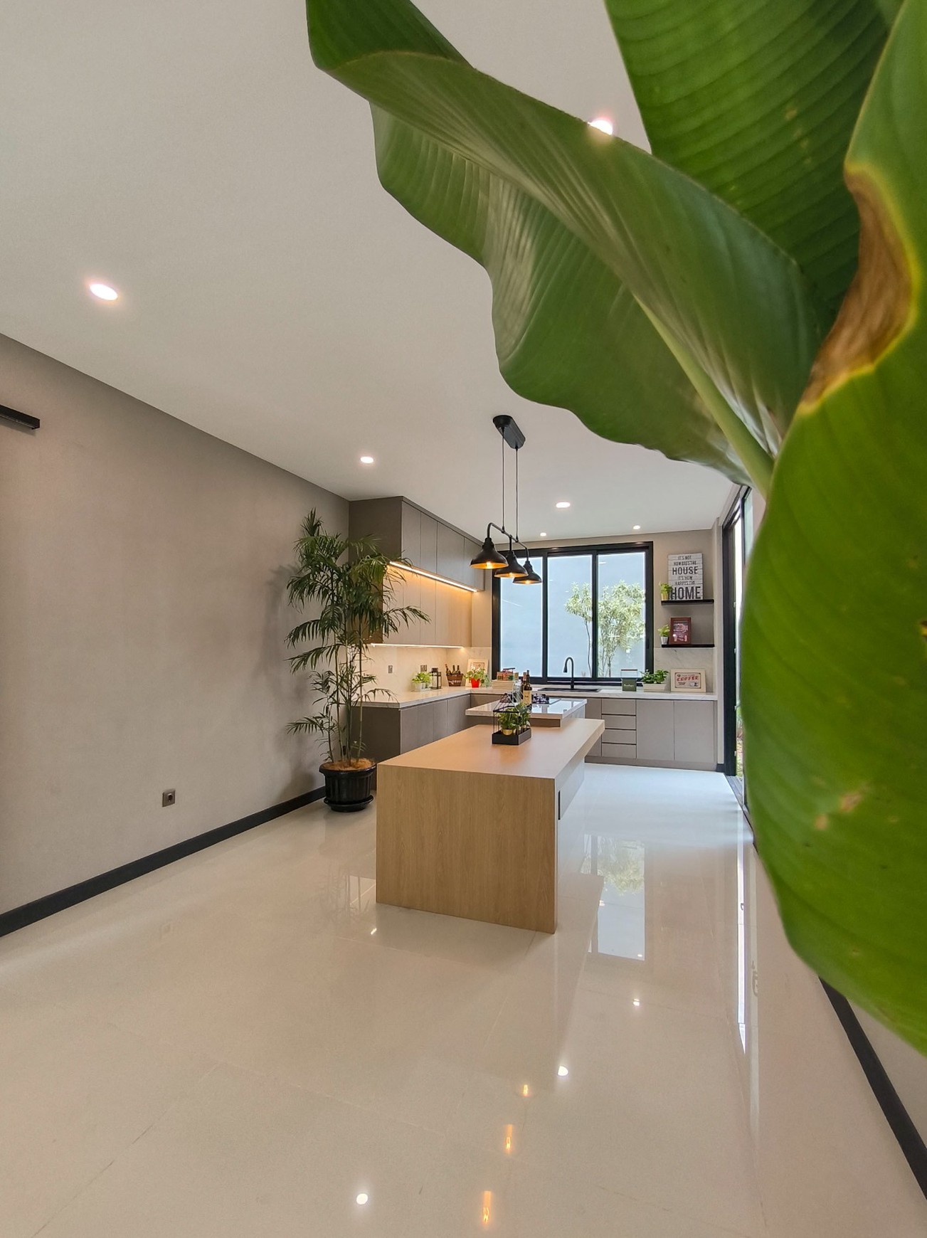 Rmh di bsd sangat nyaman di cluster .Tenang,aman,dekat teras kota,sekolah2 dan universitas