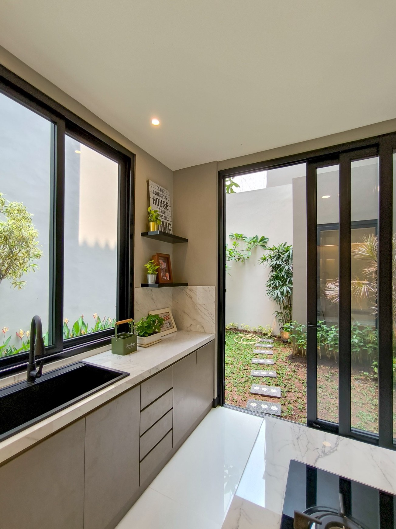 Rmh di bsd sangat nyaman di cluster .Tenang,aman,dekat teras kota,sekolah2 dan universitas