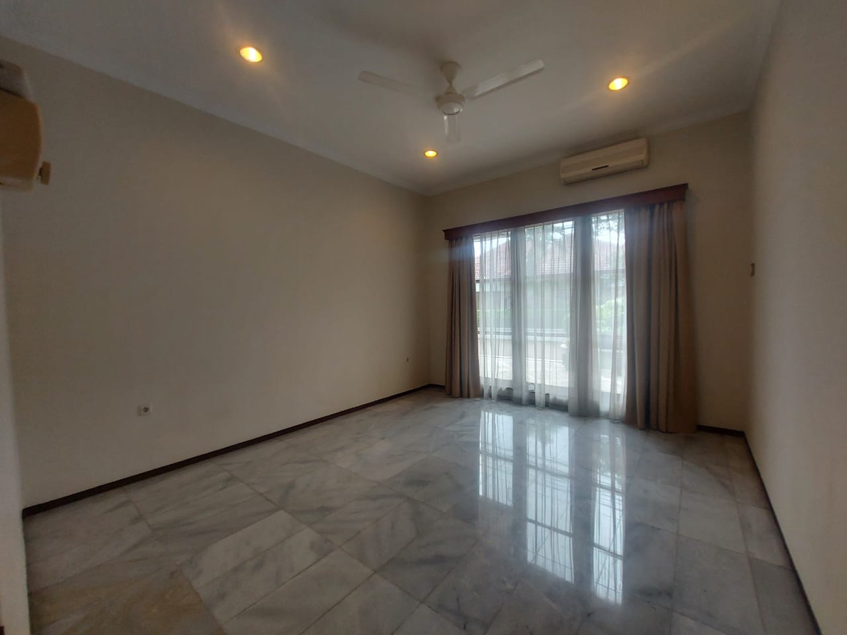 Rumah nyaman dan luas dalam townhouse dekat mrt cipete raya