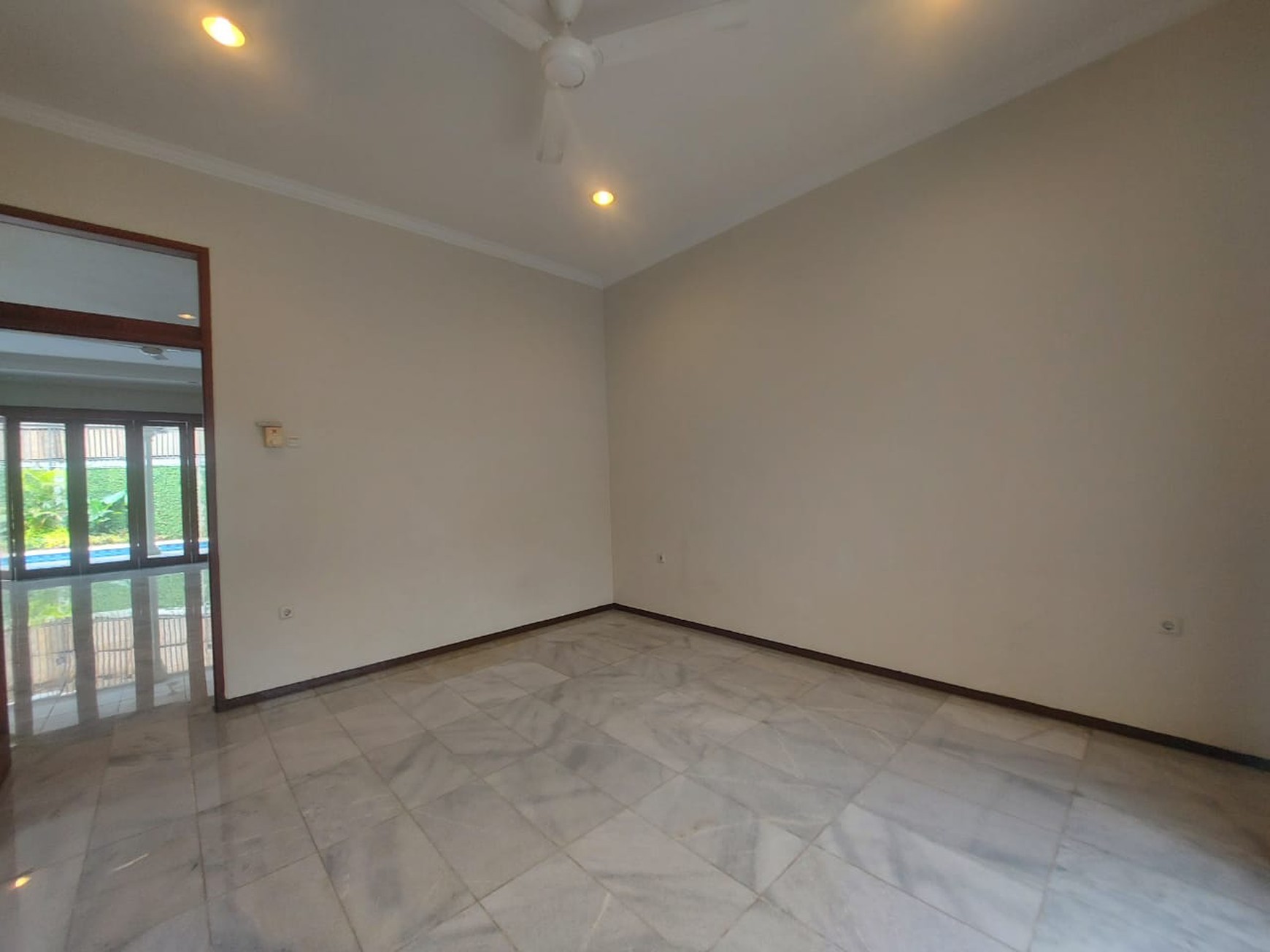 Rumah nyaman dan luas dalam townhouse dekat mrt cipete raya