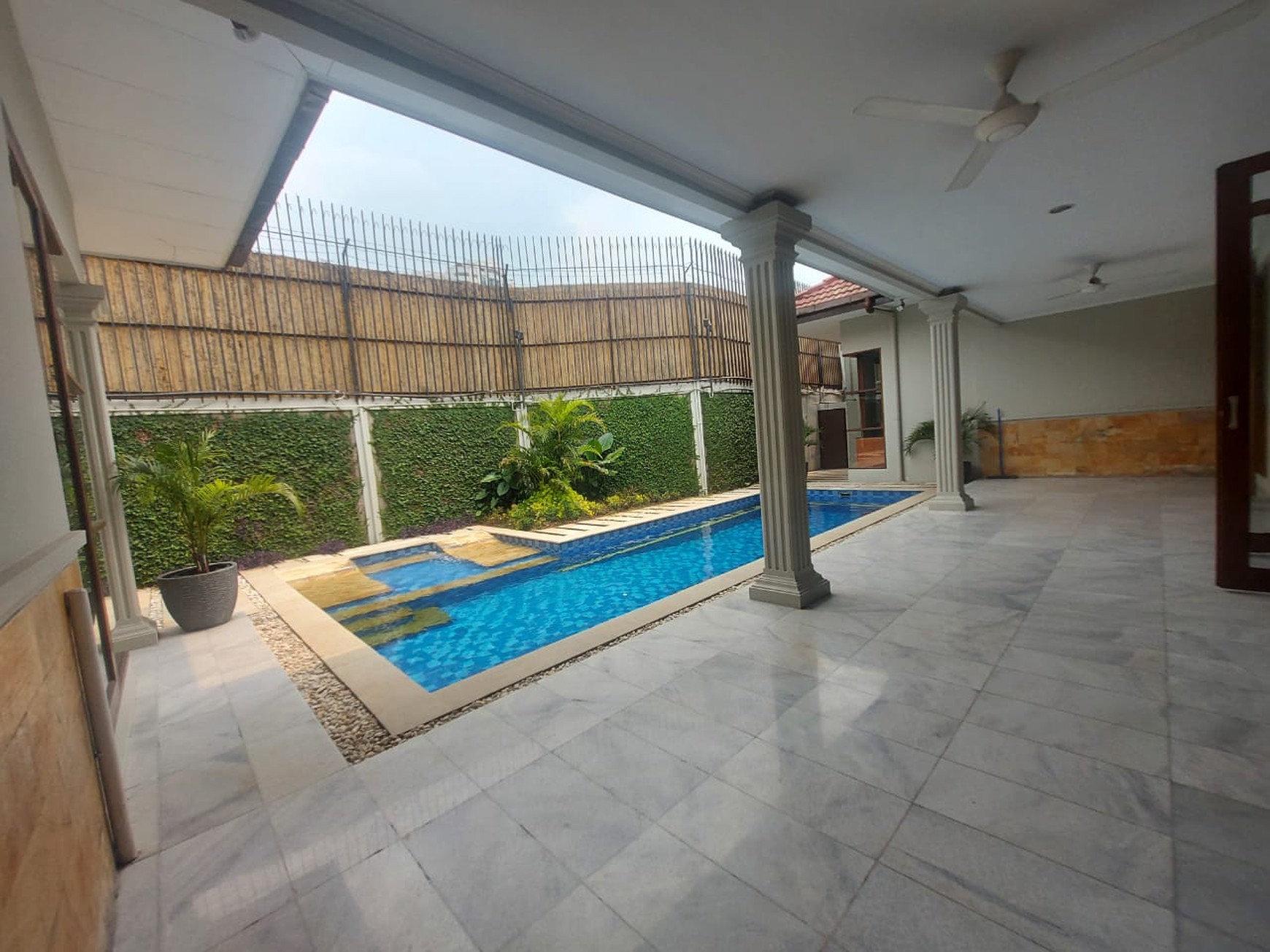 Rumah nyaman dan luas dalam townhouse dekat mrt cipete raya