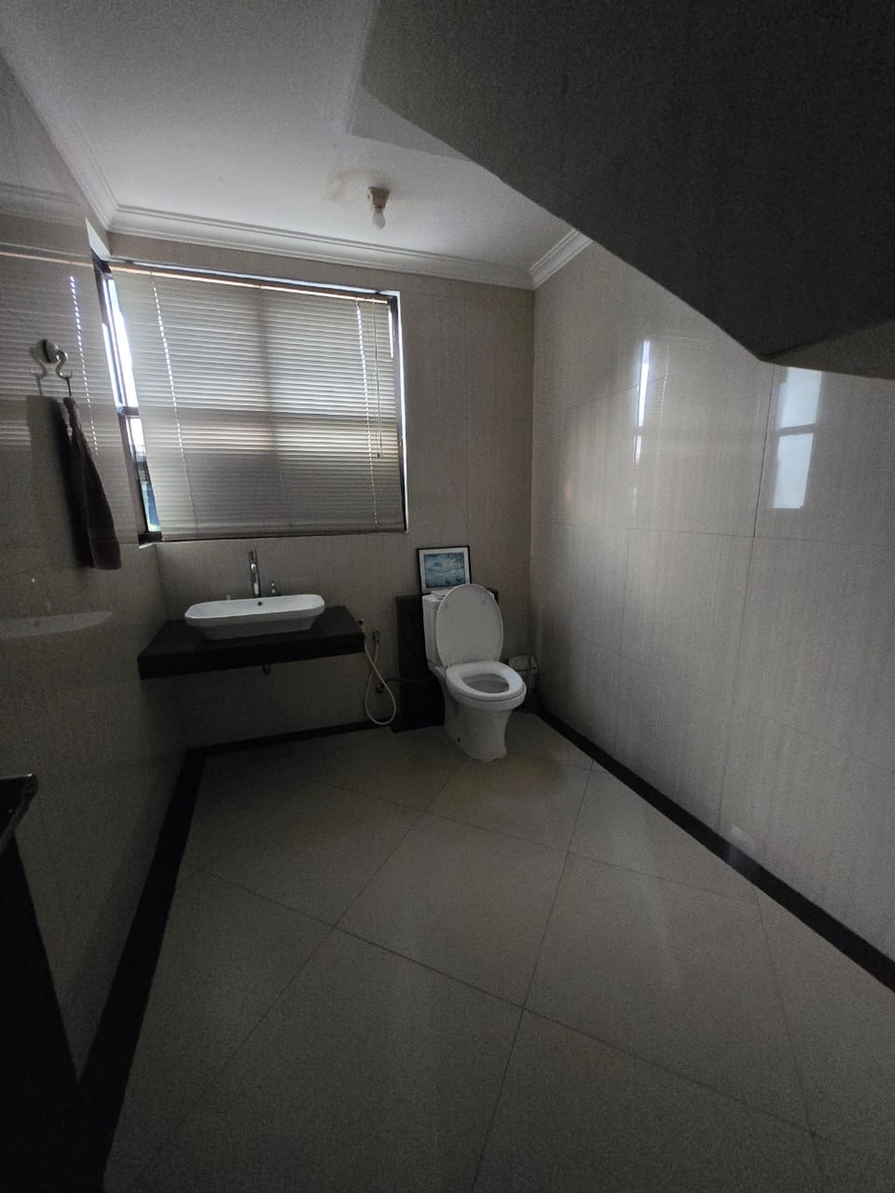 Rumah Anggrek Loka , split level Row jalan lebar 