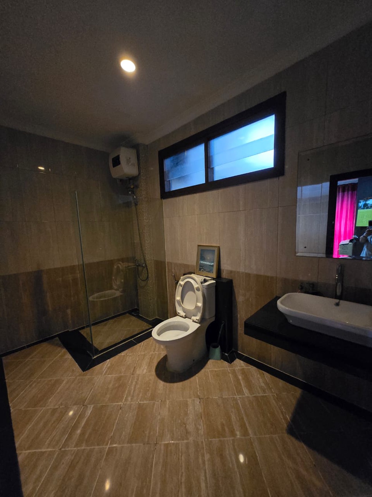 Rumah Anggrek Loka , split level Row jalan lebar 