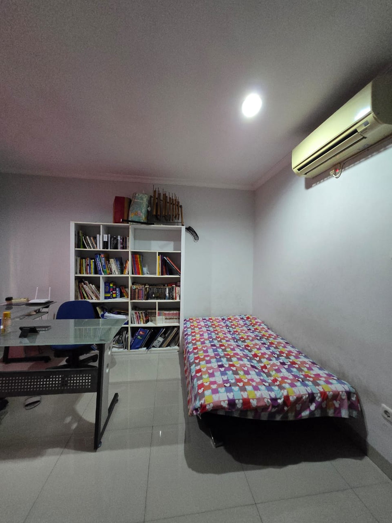 Rumah Anggrek Loka , split level Row jalan lebar 