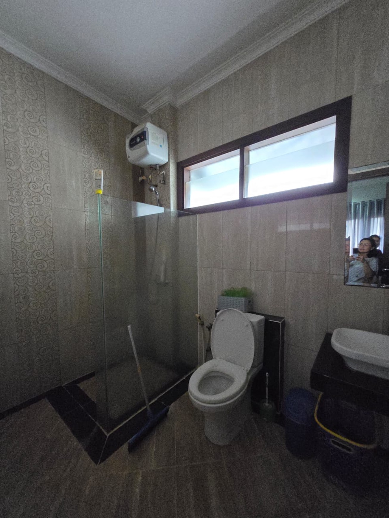 Rumah Anggrek Loka , split level Row jalan lebar 