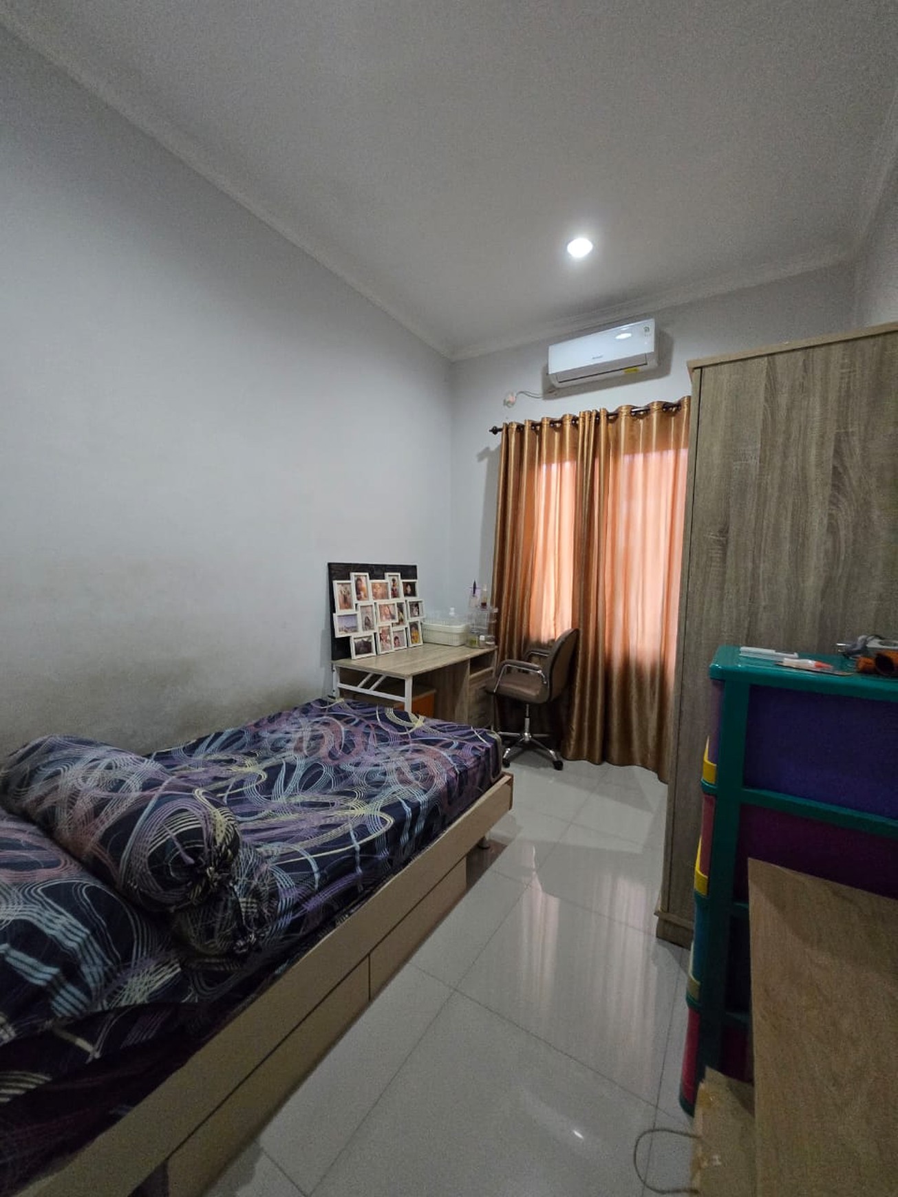 Rumah Anggrek Loka , split level Row jalan lebar 