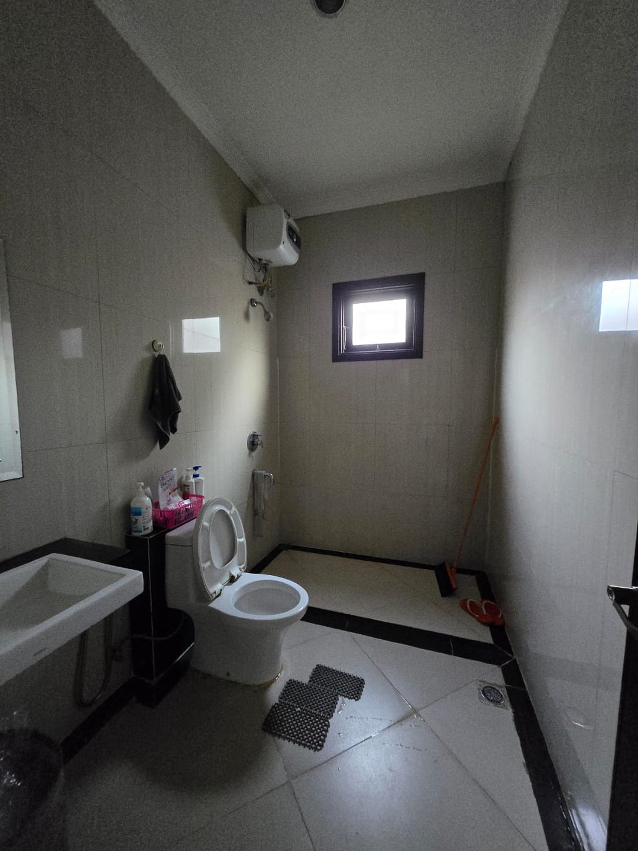 Rumah Anggrek Loka , split level Row jalan lebar 