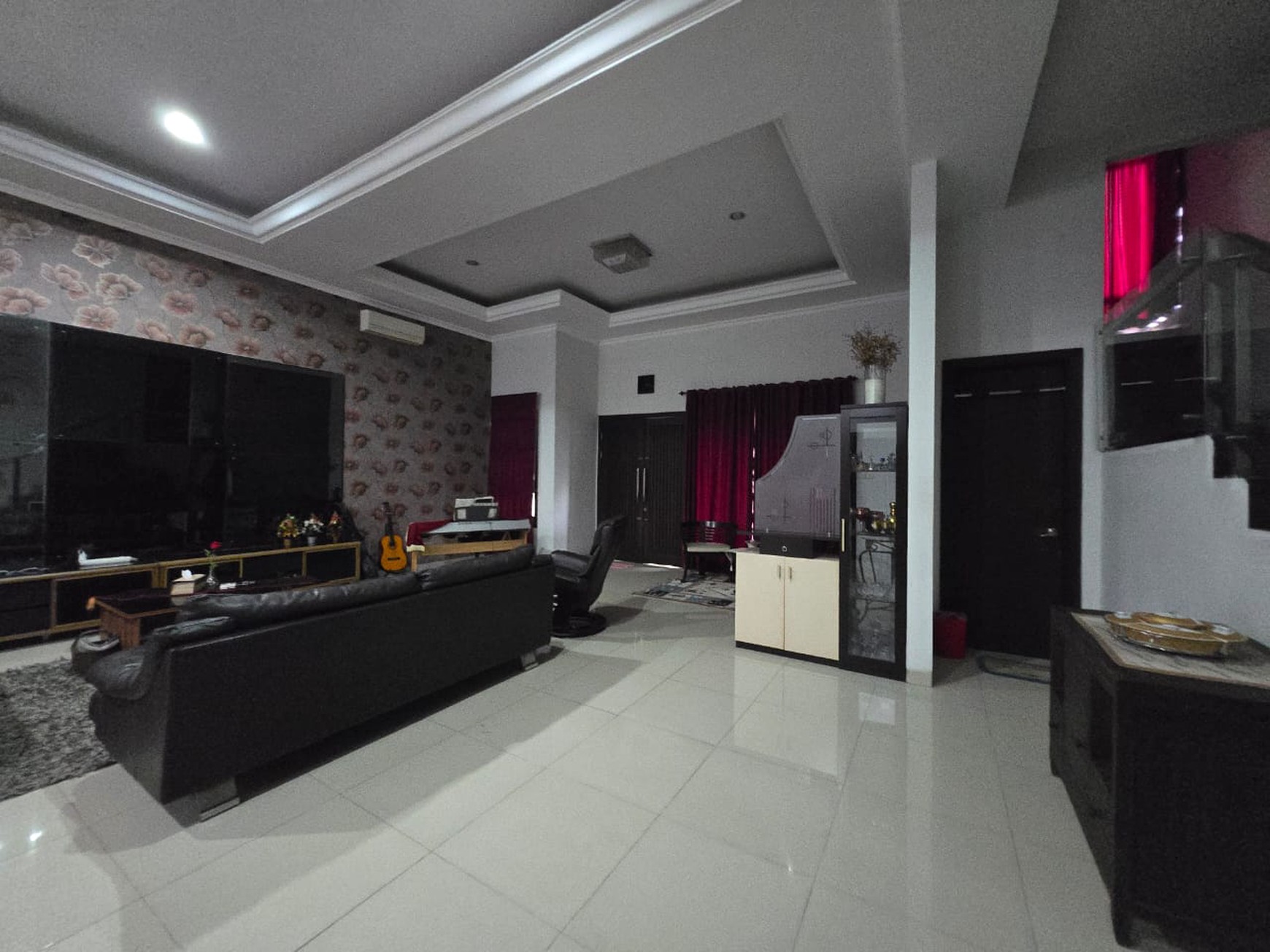 Rumah Anggrek Loka , split level Row jalan lebar 