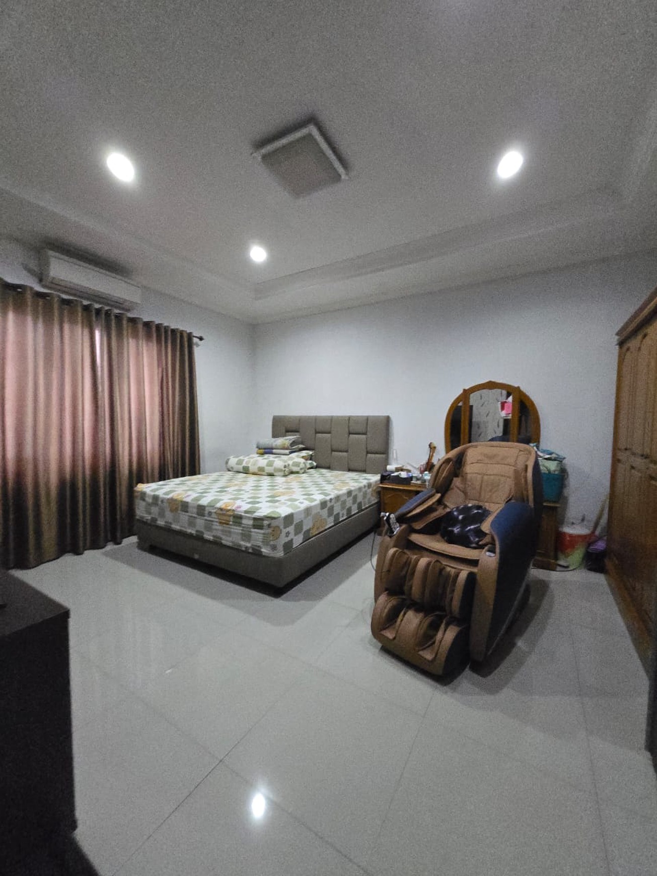 Rumah Anggrek Loka , split level Row jalan lebar 