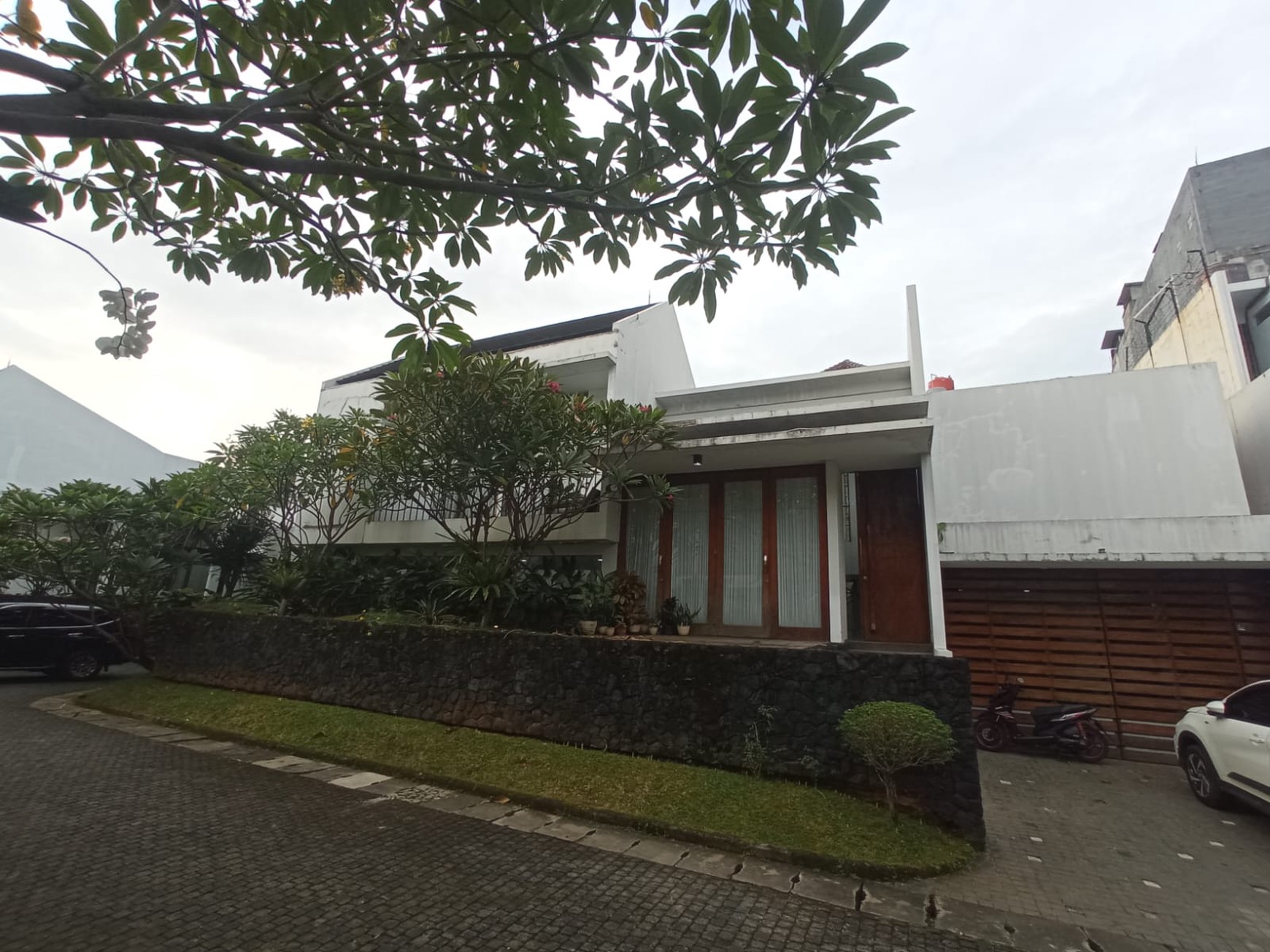 Rumah nyaman dalam townhouse Kemang, jaksel