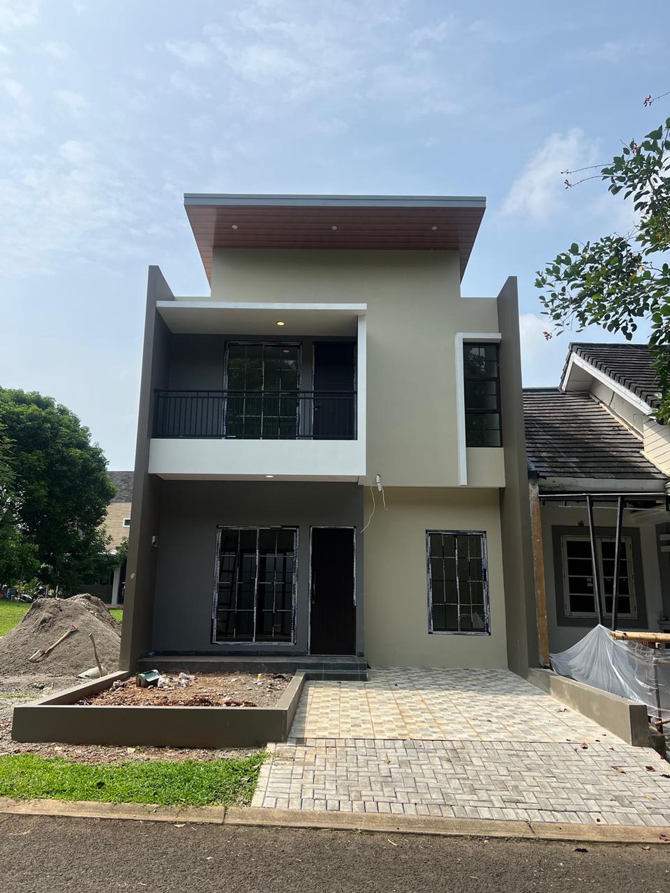 Rumah baru Modern Design di Delatinos BSD City 