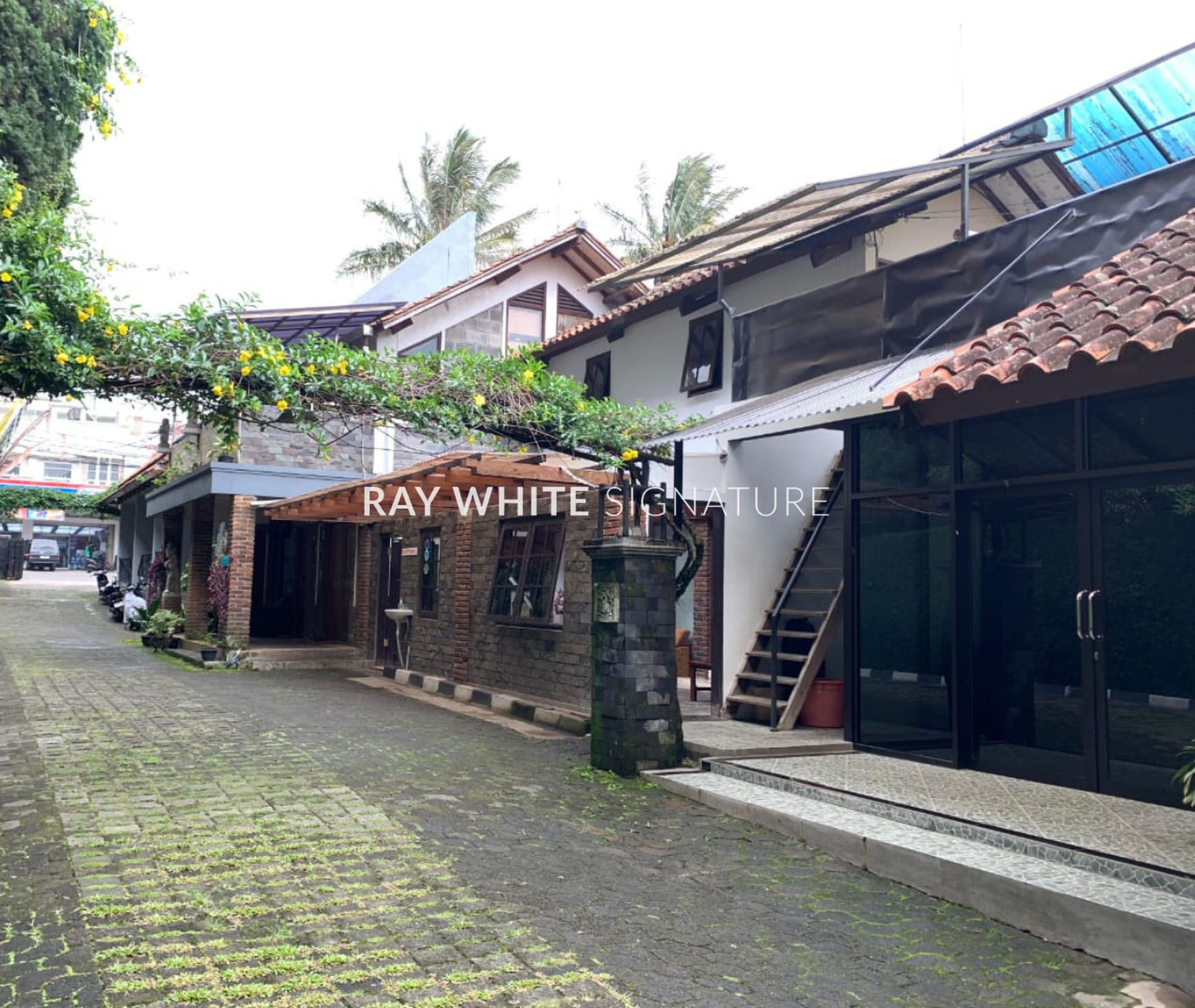 Dijual Hotel Aktif Lokasi Bagus di Depan Floating Market Lembang Cemara Asri Hotel