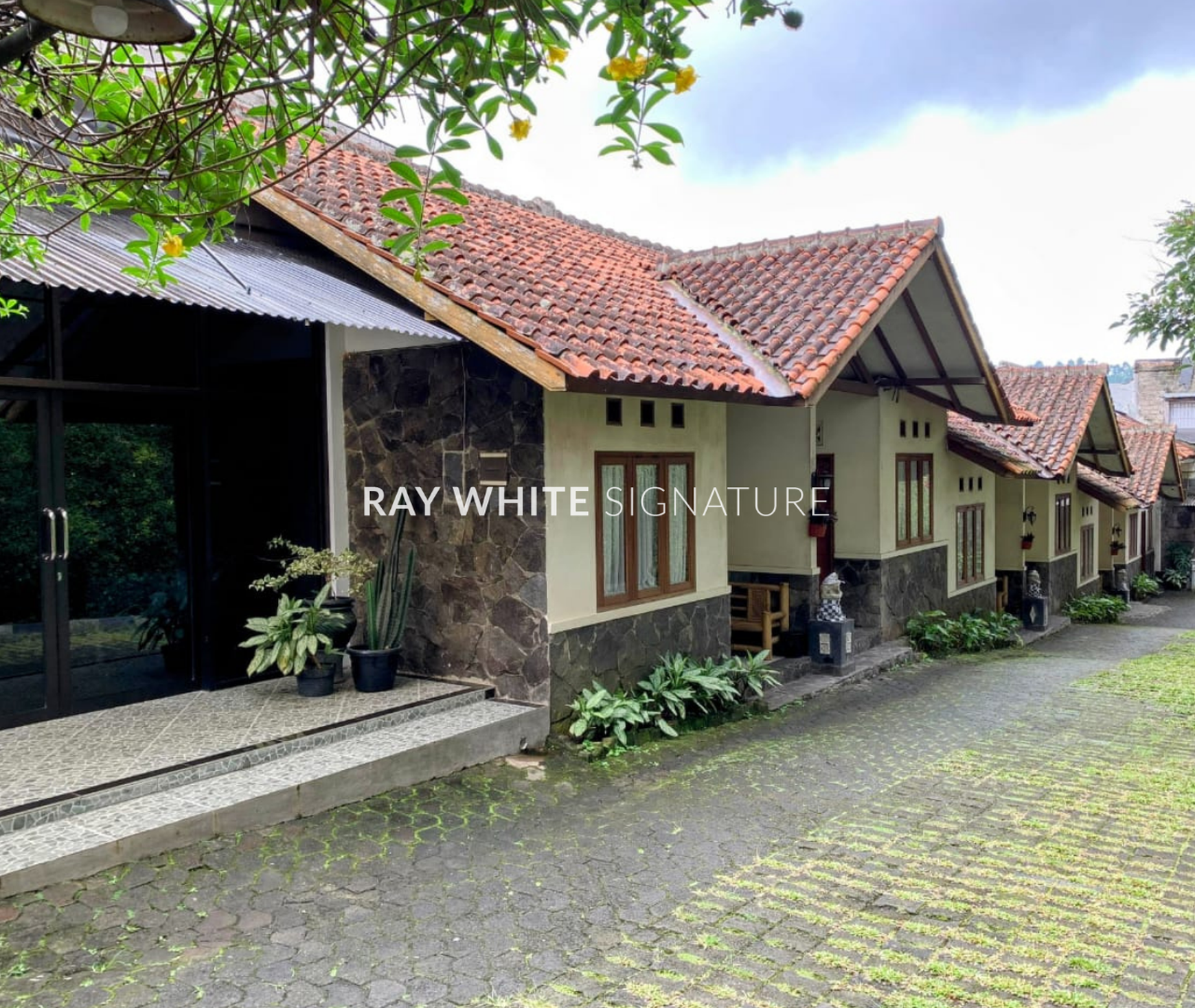 Dijual Hotel Aktif Lokasi Bagus di Depan Floating Market Lembang Cemara Asri Hotel