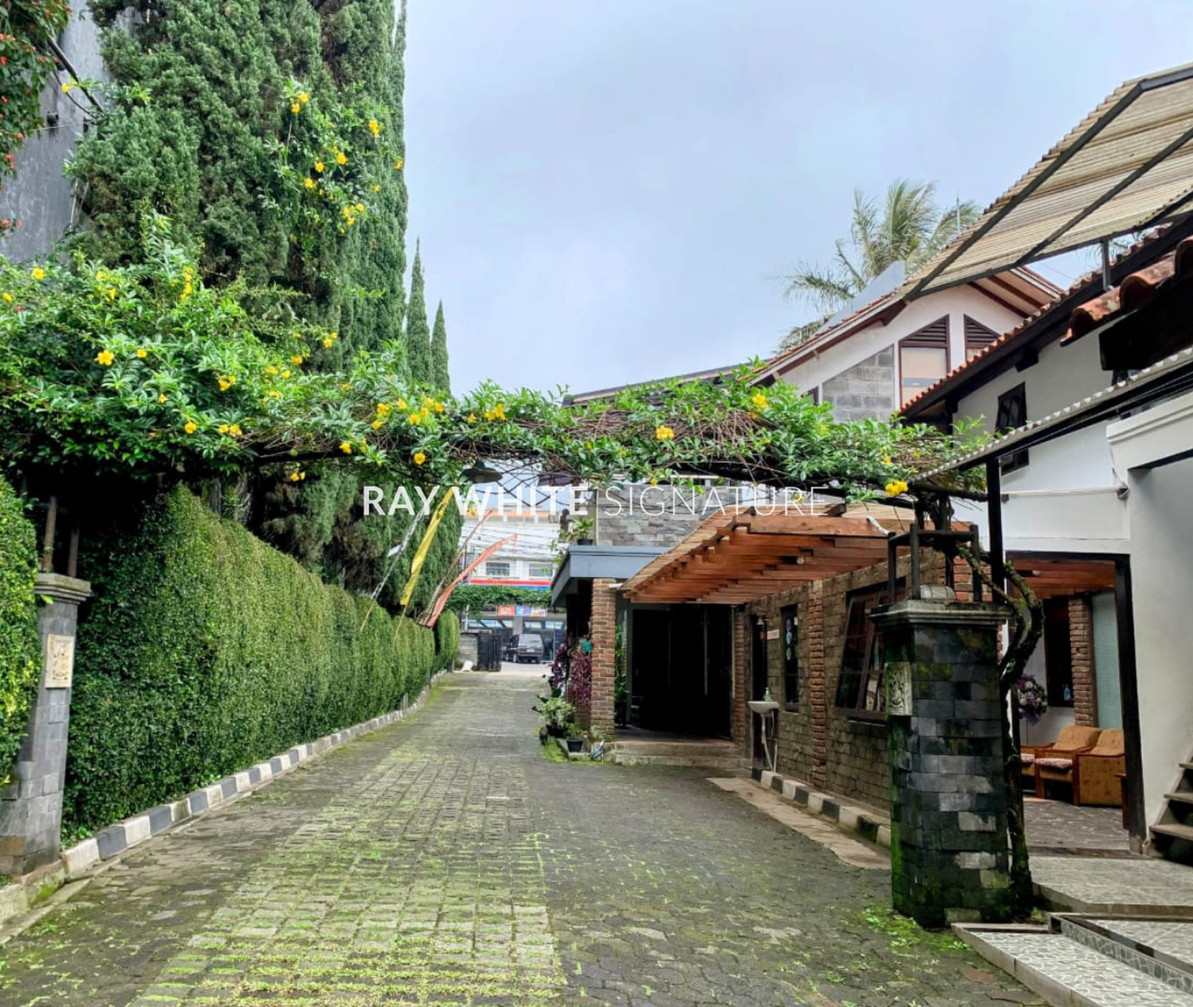 Dijual Hotel Aktif Lokasi Bagus di Depan Floating Market Lembang Cemara Asri Hotel