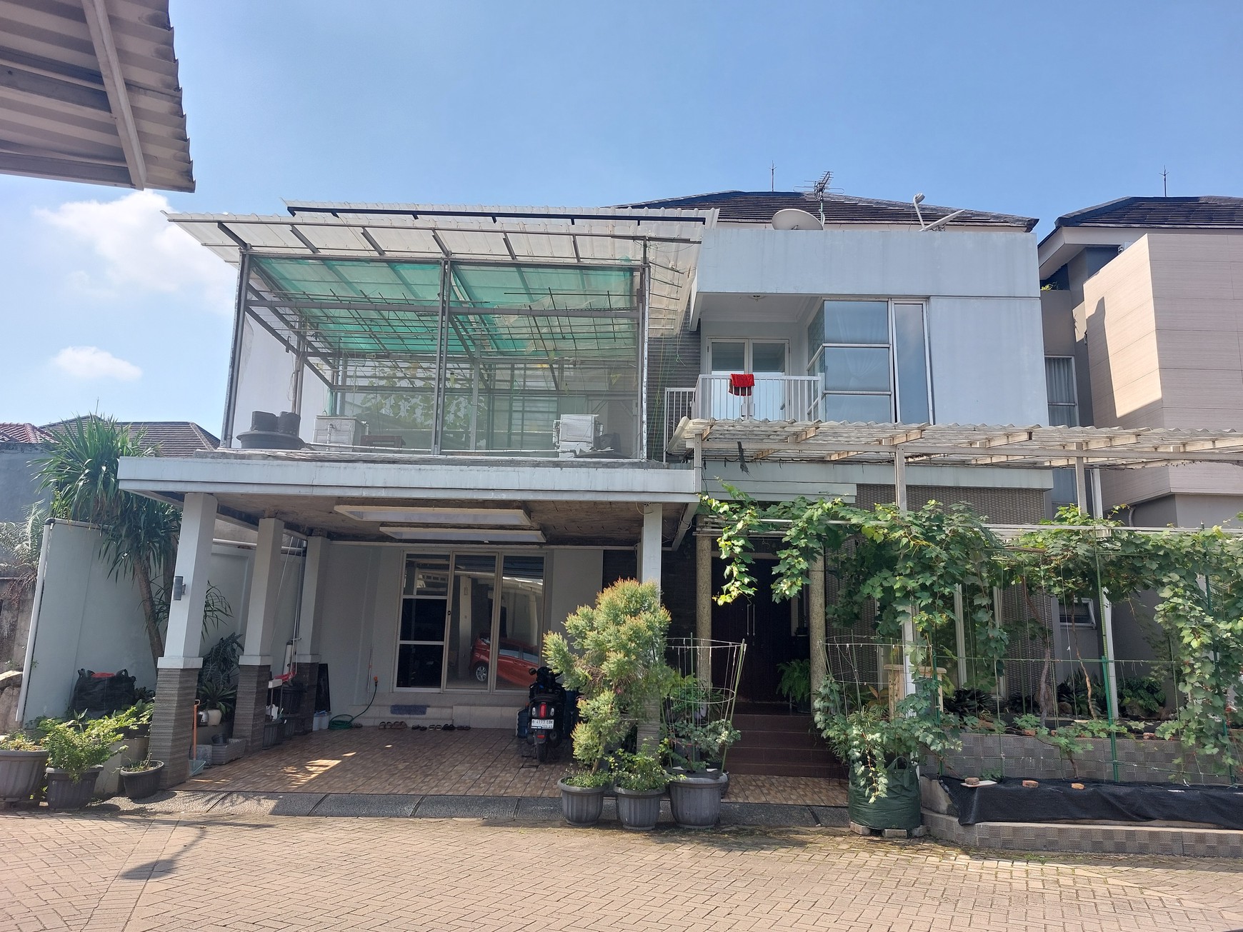 Rumah hoek2 lantai sudah renovasi, siap huni,dalam perumahan Villa Mutiara Cibubur 2