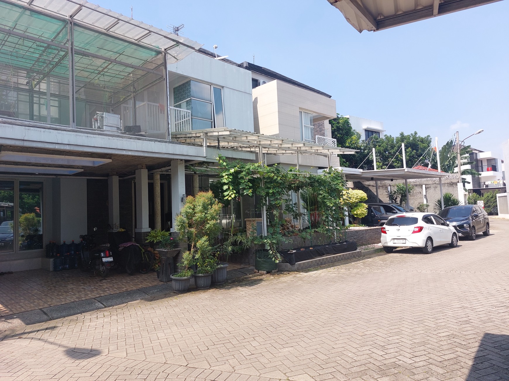 Rumah hoek2 lantai sudah renovasi, siap huni,dalam perumahan Villa Mutiara Cibubur 2