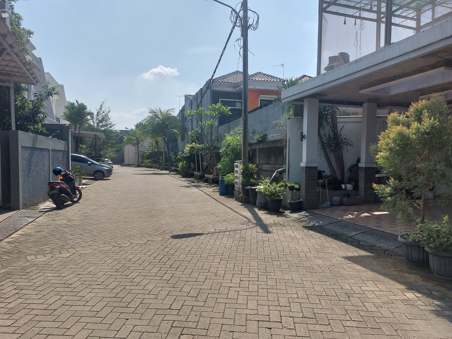 Rumah hoek2 lantai sudah renovasi, siap huni,dalam perumahan Villa Mutiara Cibubur 2