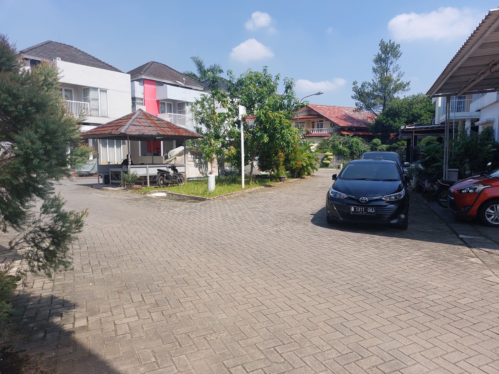 Rumah hoek2 lantai sudah renovasi, siap huni,dalam perumahan Villa Mutiara Cibubur 2