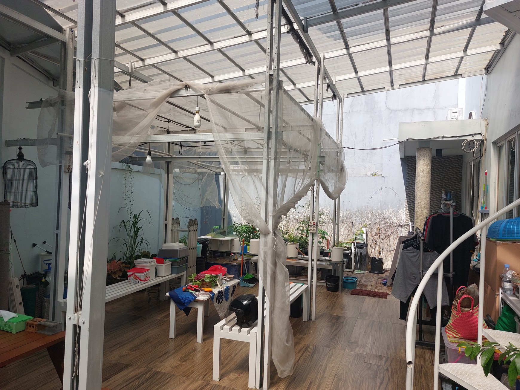 Rumah hoek2 lantai sudah renovasi, siap huni,dalam perumahan Villa Mutiara Cibubur 2