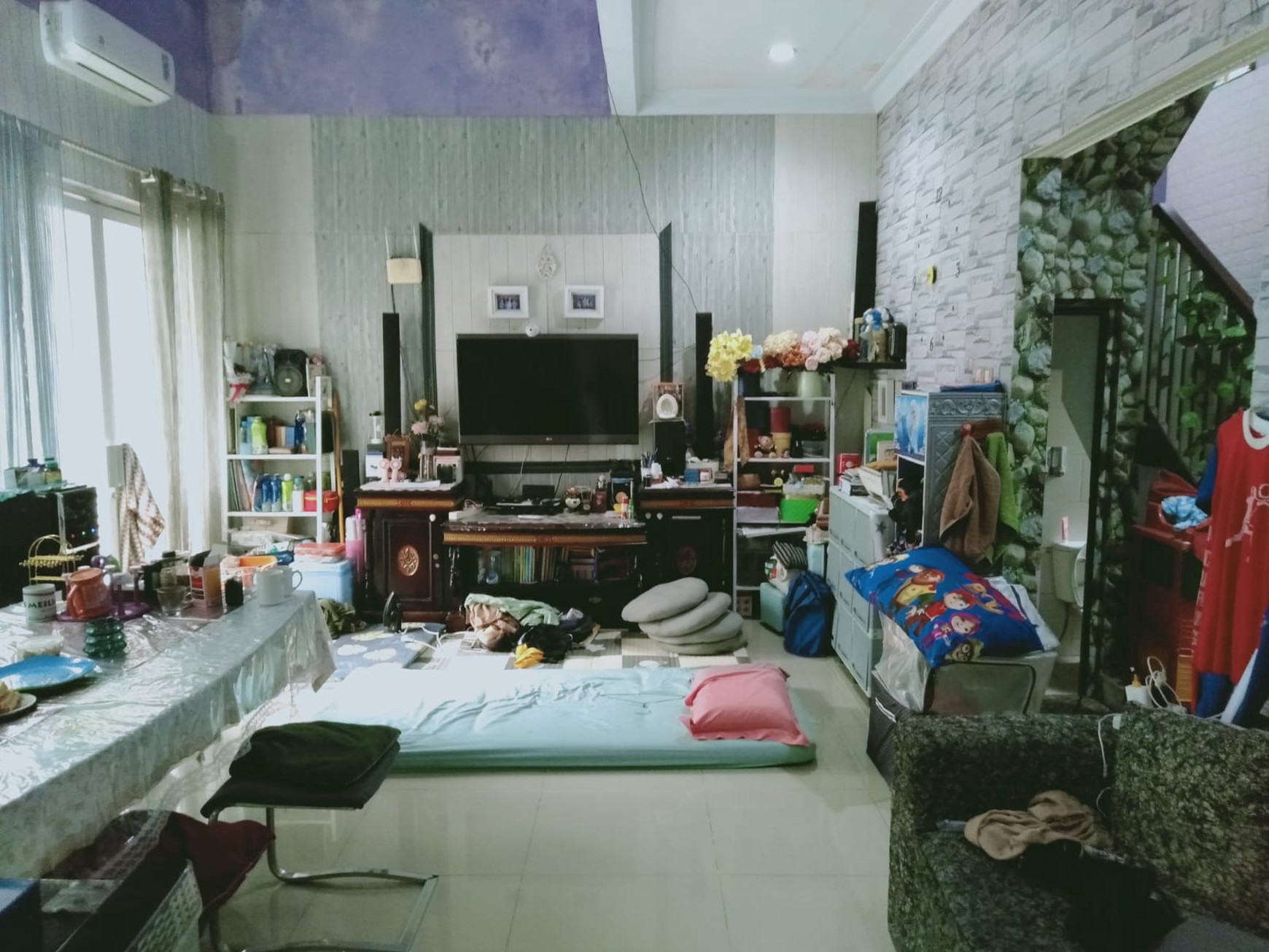 Rumah hoek2 lantai sudah renovasi, siap huni,dalam perumahan Villa Mutiara Cibubur 2