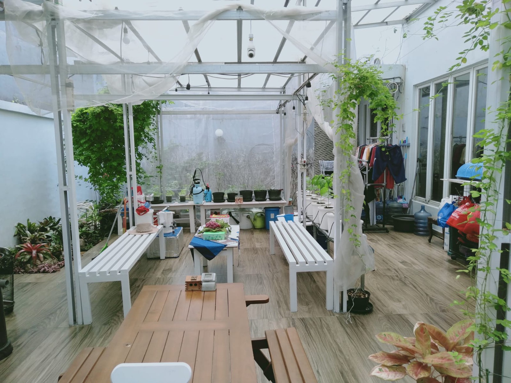 Rumah hoek2 lantai sudah renovasi, siap huni,dalam perumahan Villa Mutiara Cibubur 2