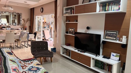 Rumah dekat jajan di pinggir jalan,kampus stan di Bintaro Jaya 5