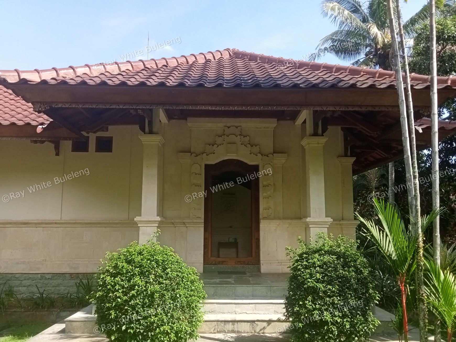 Escape to Lovina 2-Story Villa & Expansive Land