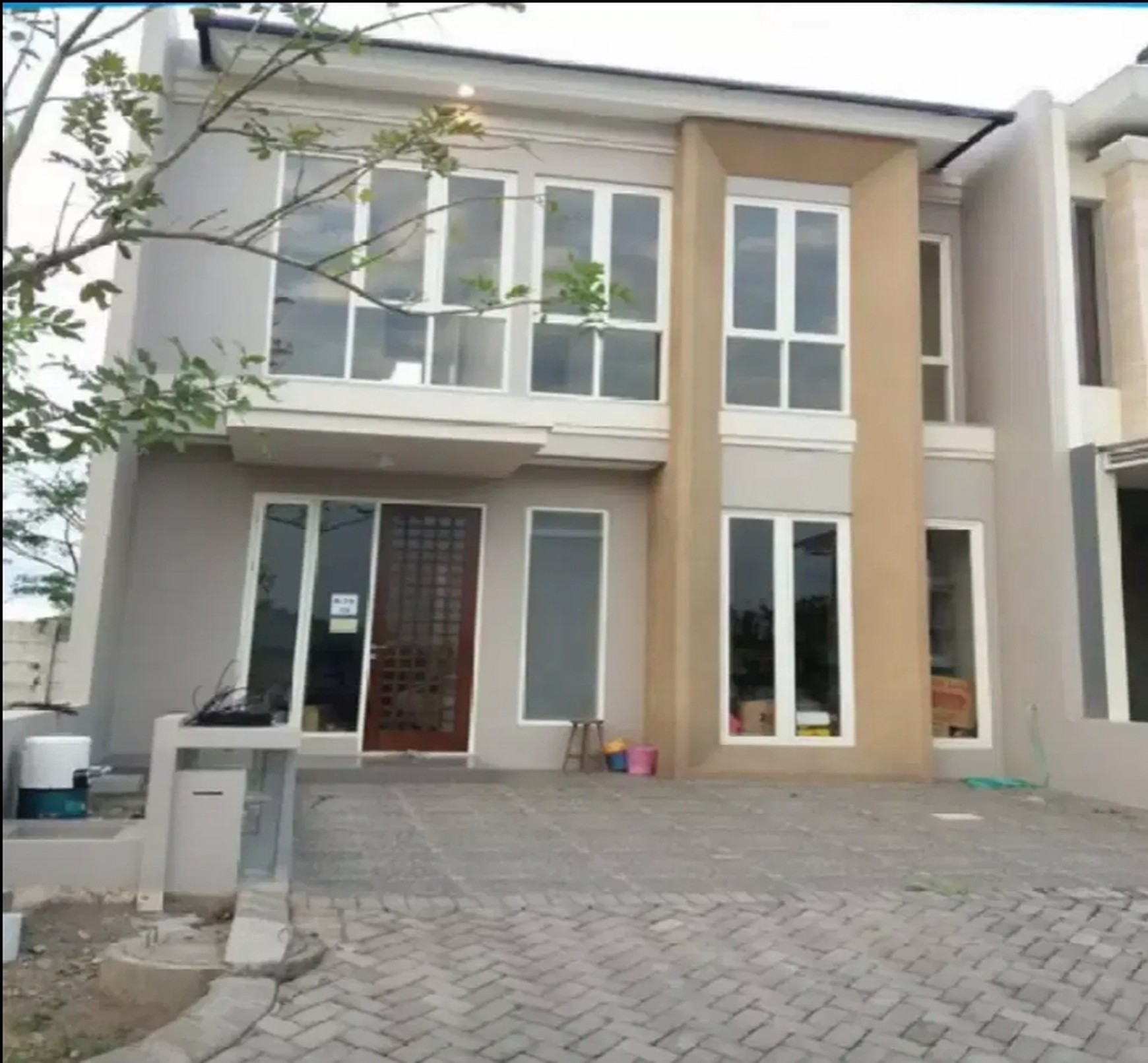 Rumah Modern Minimalis di Royal Residence Surabaya Barat
