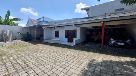 Rumah lama pusat kota jombang raya dr sutomo strategis untuk usaha Resto, caffe, klinik, hotel atau lainya