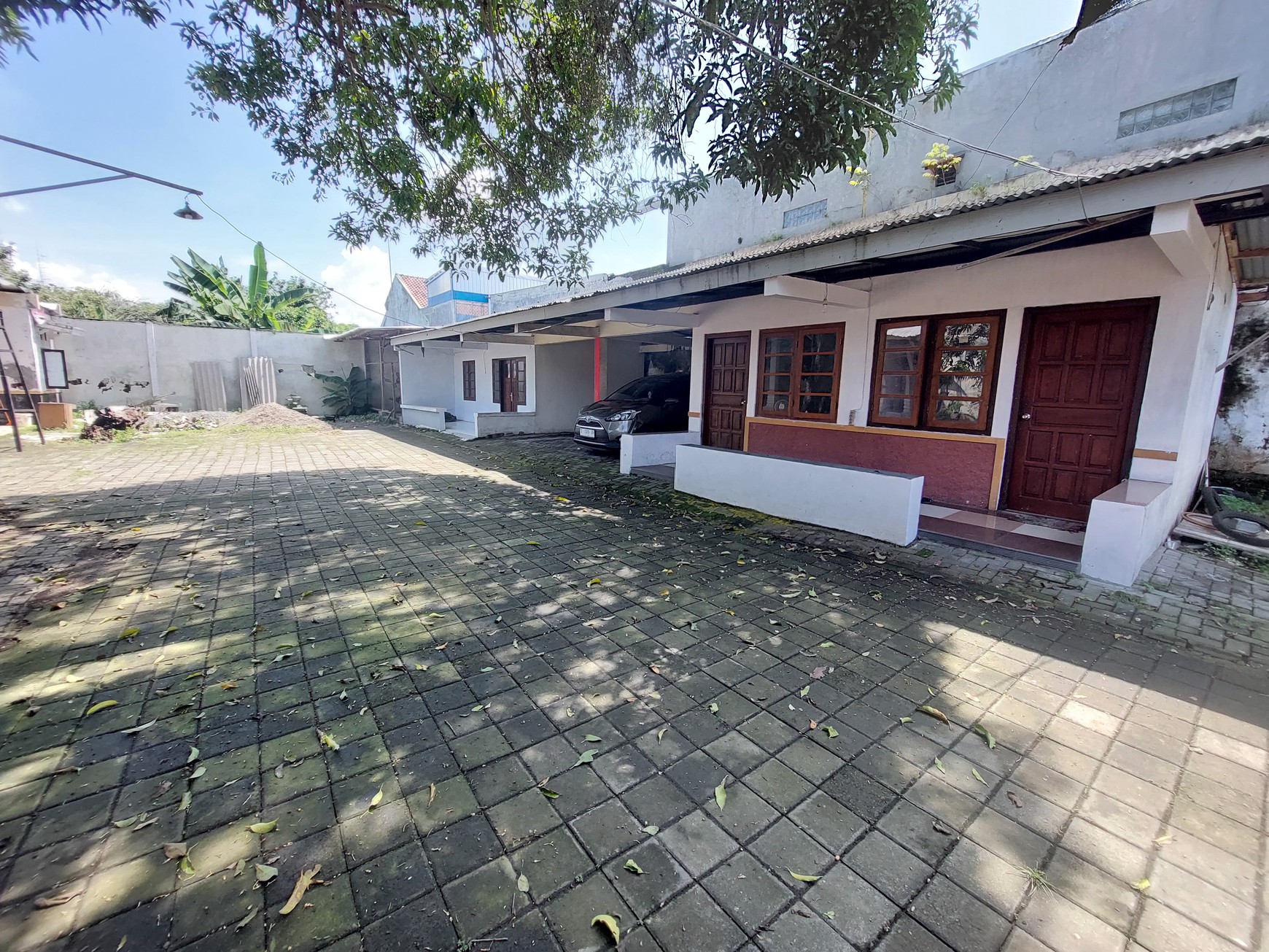Rumah lama pusat kota jombang raya dr sutomo strategis untuk usaha Resto, caffe, klinik, hotel atau lainya