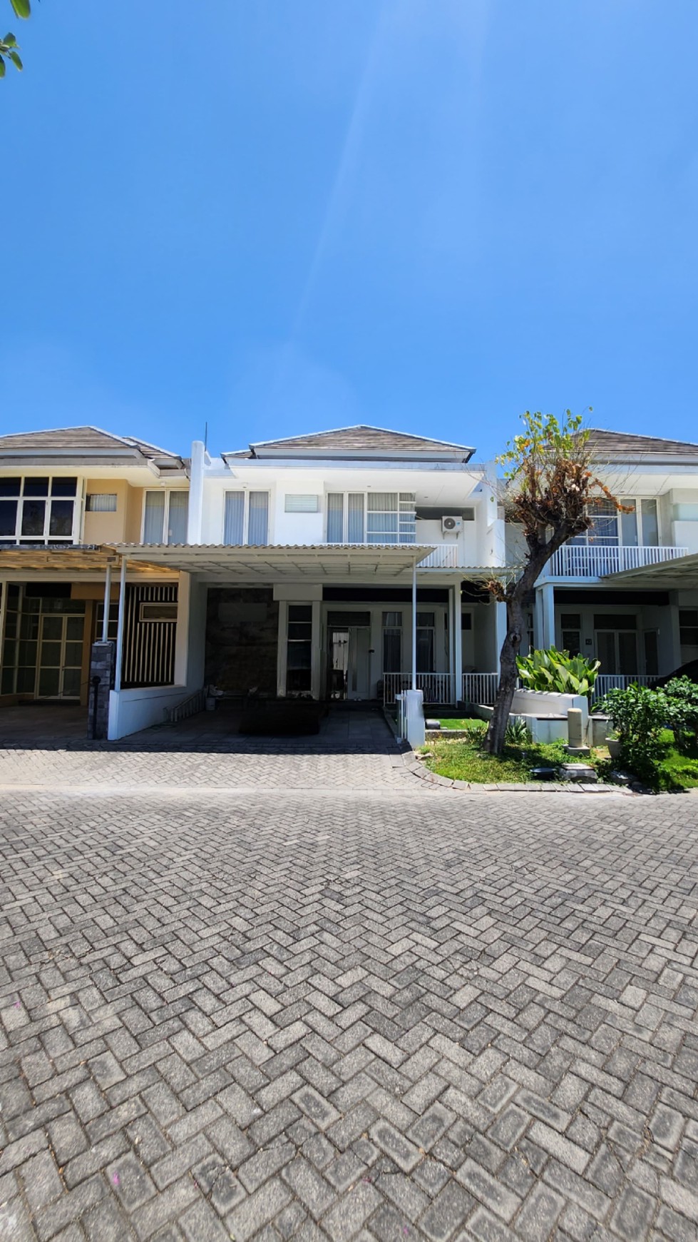 Dijual Rumah SEMI FURNITURE Royal Residence Surabaya Barat