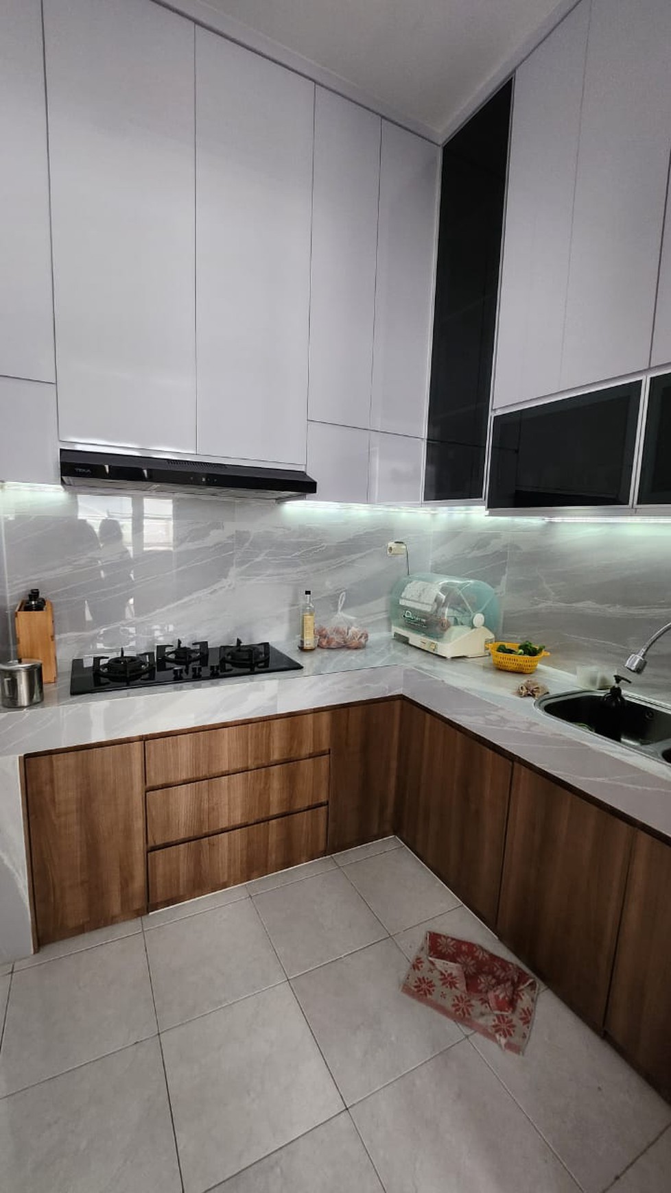 Dijual Rumah SEMI FURNITURE Royal Residence Surabaya Barat